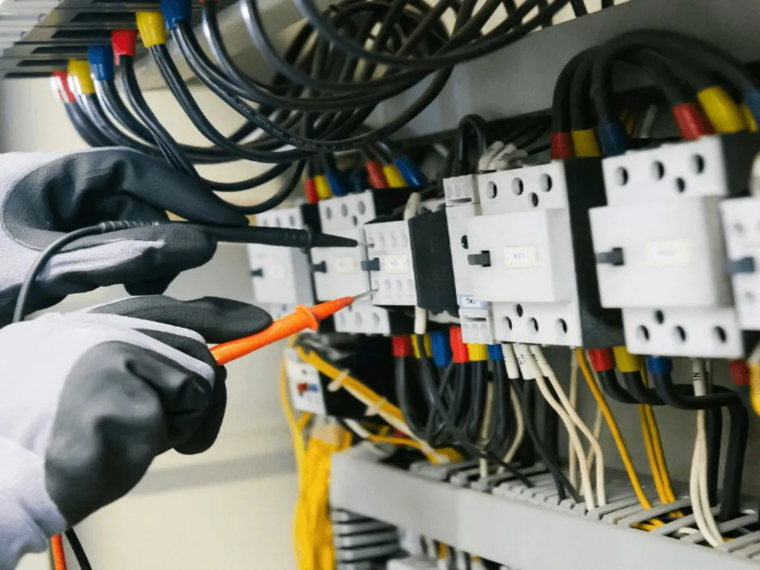 Électricien intervenant sur une armoire électrique